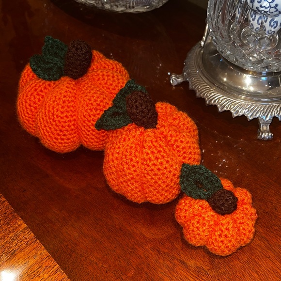 🎃 Set of Hand Crocheted Fall Pumpkins! - Picture 2 of 7